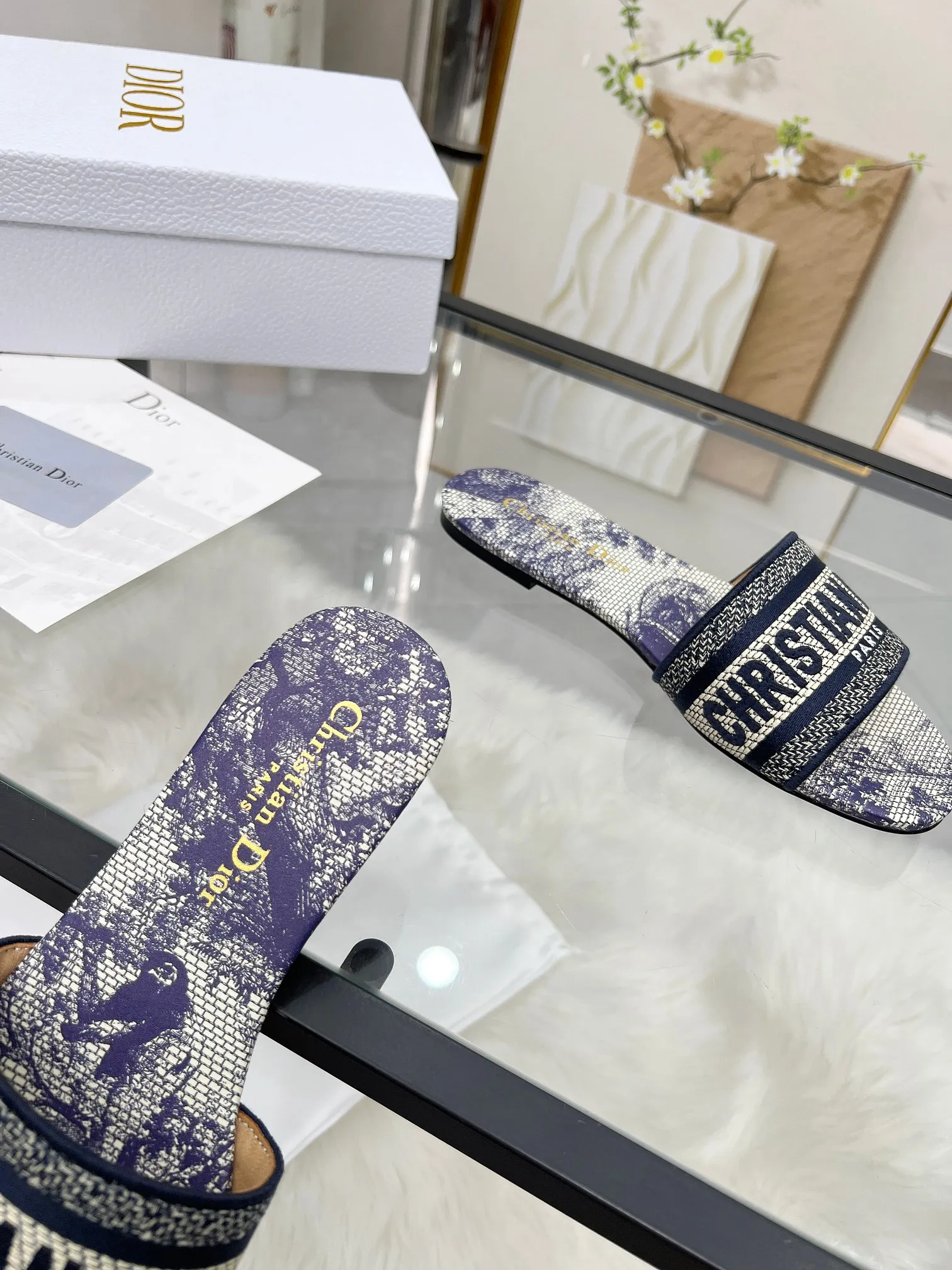 💕💕Factory direct selling price p300💕💕 Genuine leather sole +30 CD•Dior women's presbyopic embroidered leather sole slippers Christian Dior has always been synonymous with magnificence and elegance, and has always been at the top of the fashion palace👍 What is particularly worth mentioning is: the embroidered sole 👟👟 pattern reproduces one of the cherished symbols of Christian Dior✅ More than a hundred colors to choose from ◽️️Upper: Selected top-quality embroidered cotton ◽️Inner lining: imported sheepskin ◽Number 35-40 (customized at 41.42.43)